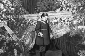 Córka Józefa Stalina, Swietlana, przy trumnie ojca