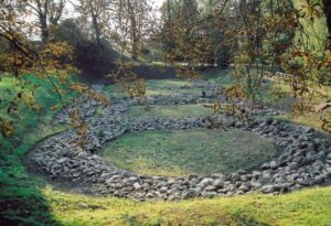 Ocalałe fundamenty palatium wczesnopiastowskiego w Gieczu