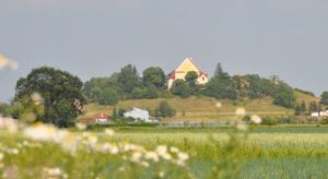 Pejzażowe zdjęcie kościoła na Górze Św. Małgorzaty od strony zachodniej