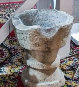 Romańska chrzcielnica odkopana w fundamentach kościoła św. Mikołaja