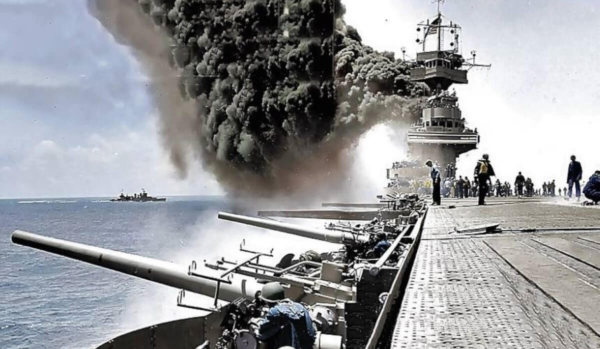 USS Yorktown podczas bitwy pod Midway