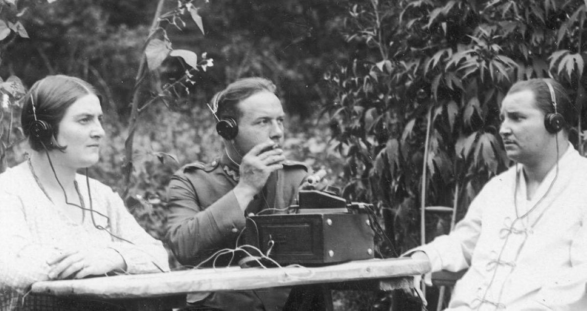 Osoby, słuchające radia