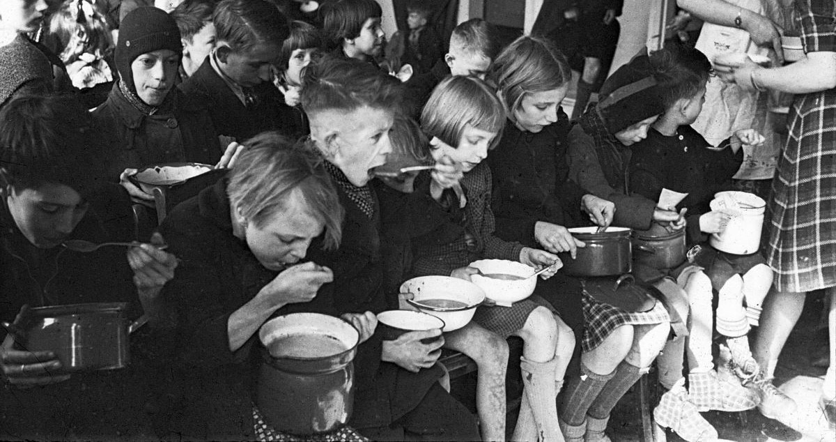 Holandia 1944. Gdy jedynym pokarmem była kora i cebulki tulipanów