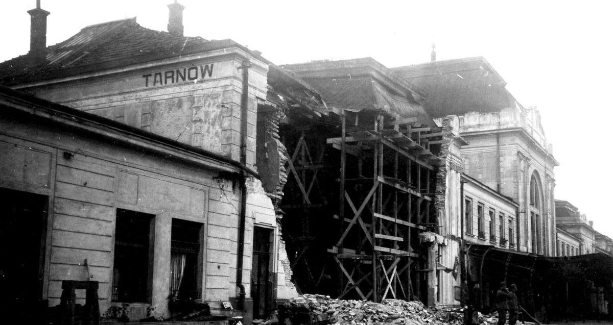 Budynek dworca w Tarnowie po wybuchu bomby 28 sierpnia 1939 roku,