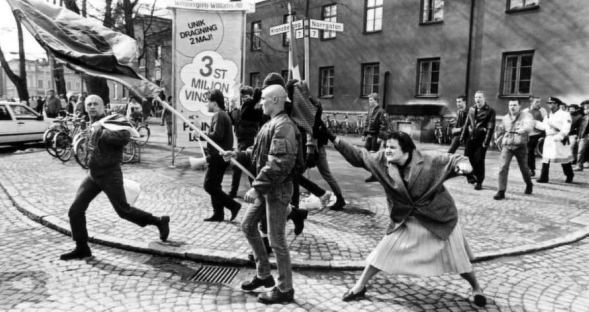 Kobieta z torebką 1985